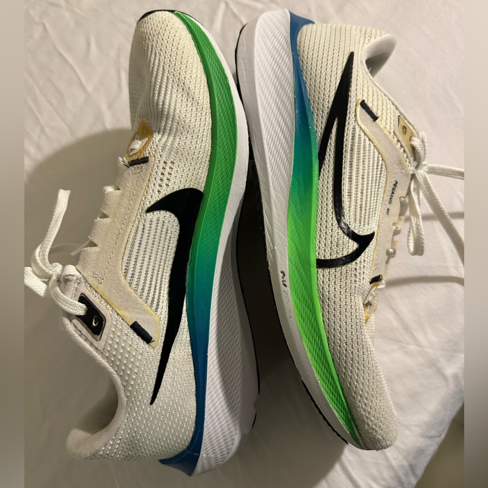 Nike White Running Shoes with blue/green Details. Men’s 8, womens 9.5